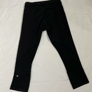 Lululemon Women’s black cropped leggings size 6